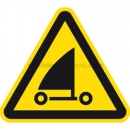 Warnzeichen: Warnung vor Strandseglern nach ISO 20712-1 (WSW 017)